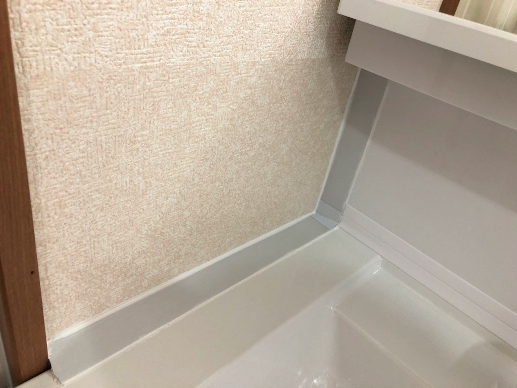 洗面台｜DIYで壁紙をカビや水はねから守る方法